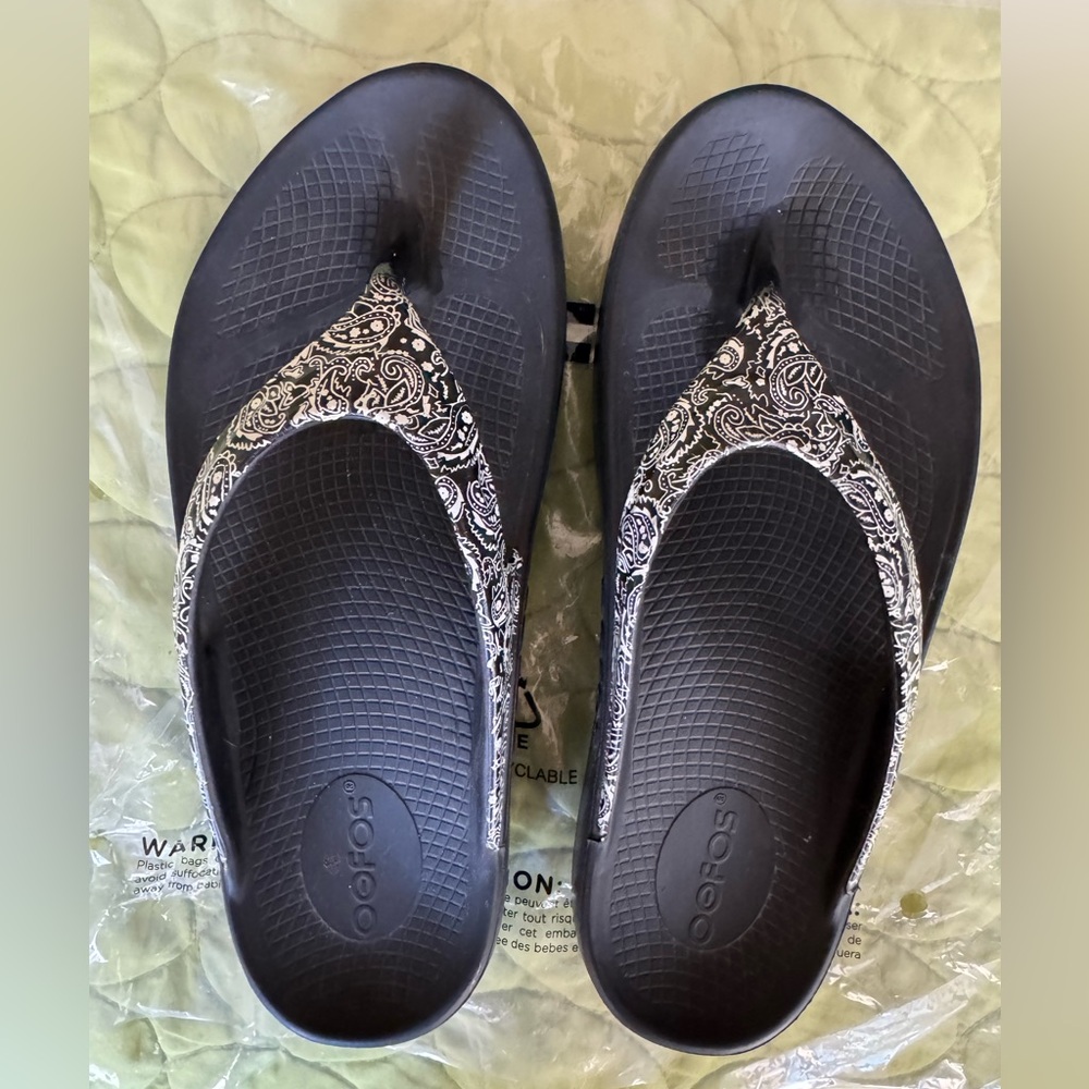 Oofos OOlala WOMEN'S LIMITED SANDAL BLACK BANDANA